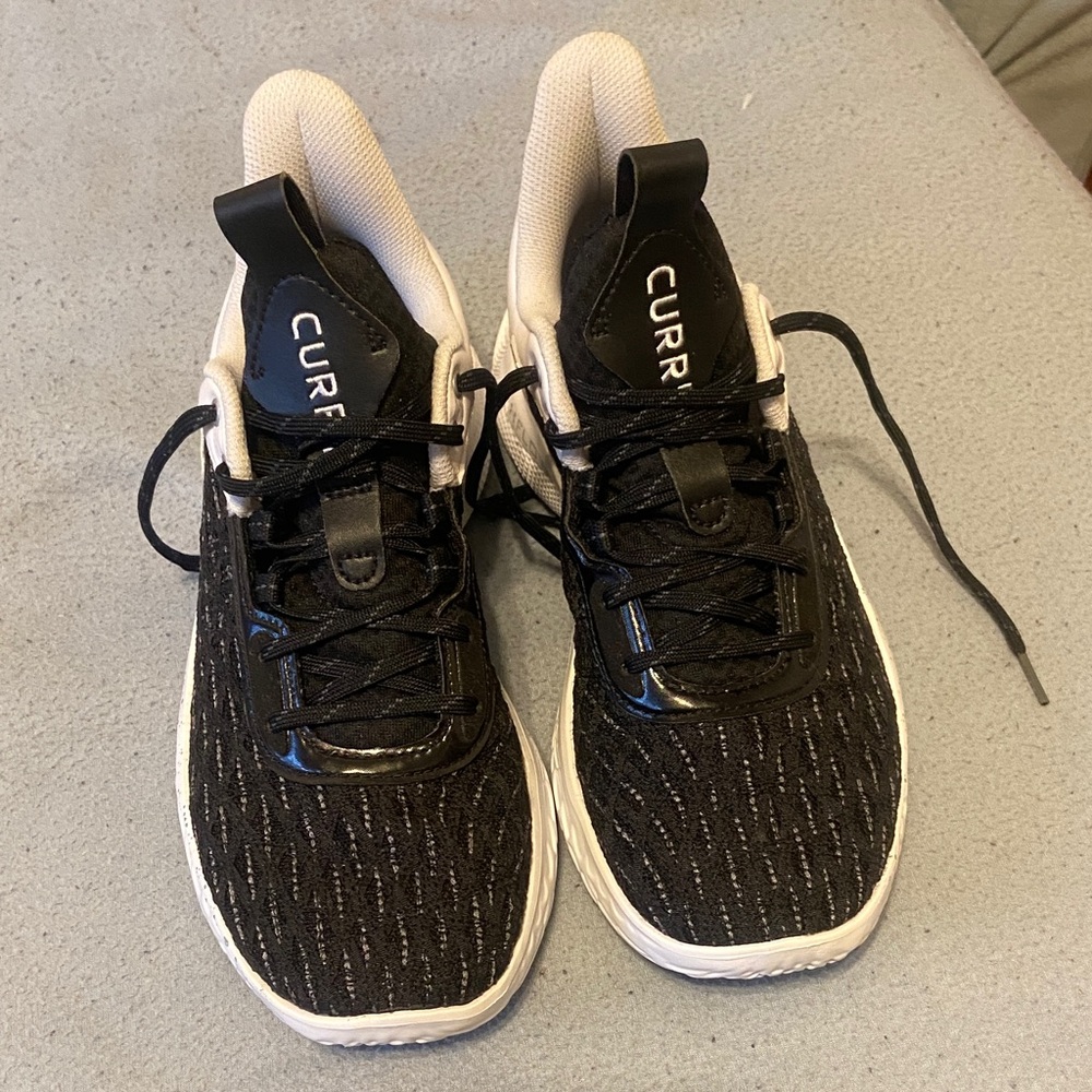 NEW — Under Armour Curry Flow 9 Team Basketball Shoes - 3025636